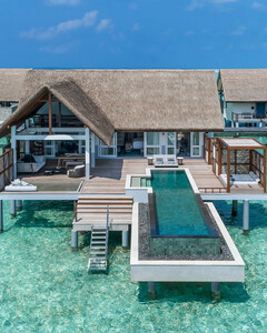 Сеть Four Seasons представила на Мальдивах виллы на воде с панорамными бассейнами